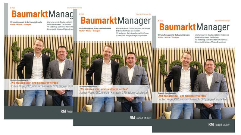 Das Cover der März 2023 Ausgabe des BaumarktManager Magazins mit zwei Geschäftsleuten vor einem grünen Hintergrund.