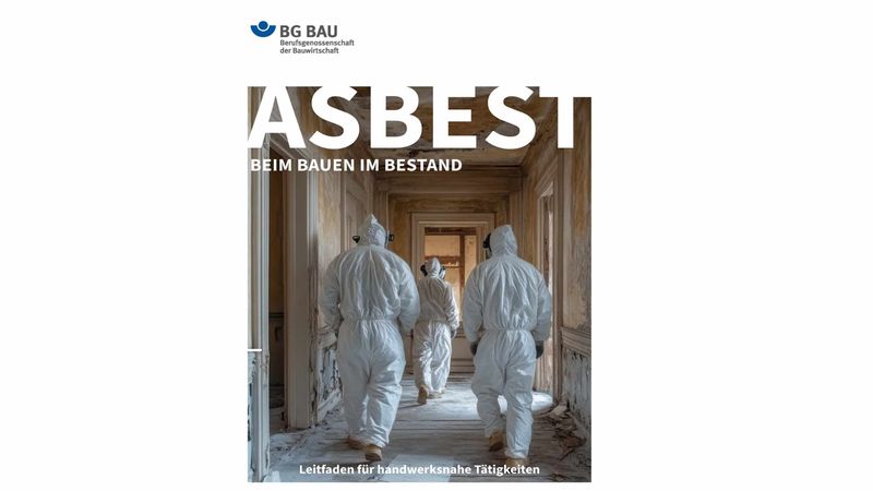 Handwerker in Schutzanzügen betreten einen Raum, um Asbest zu entfernen.