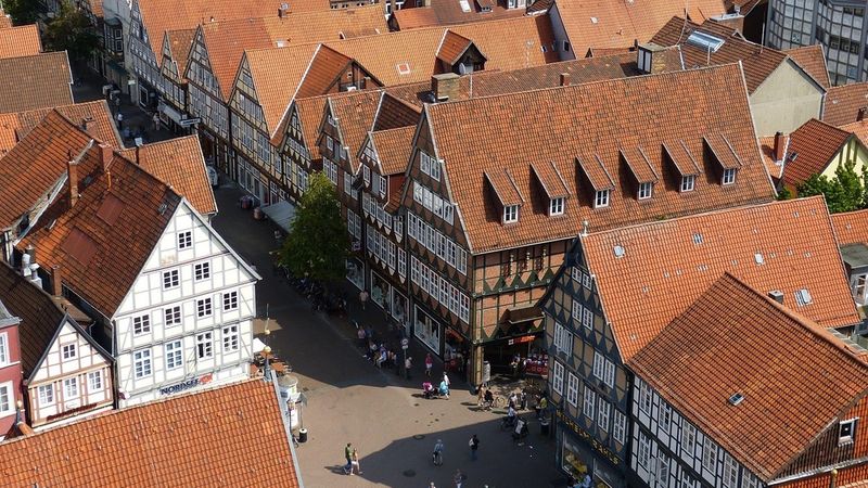 Luftaufnahme von traditionellen Fachwerkhäusern in einer Altstadt.