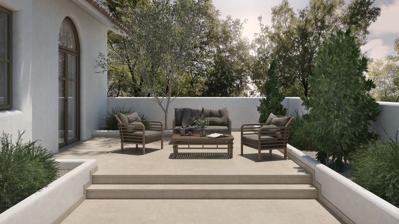 Eine moderne Terrasse mit stilvollen Gartenmöbeln, umgeben von grünen Pflanzen und Bäumen.