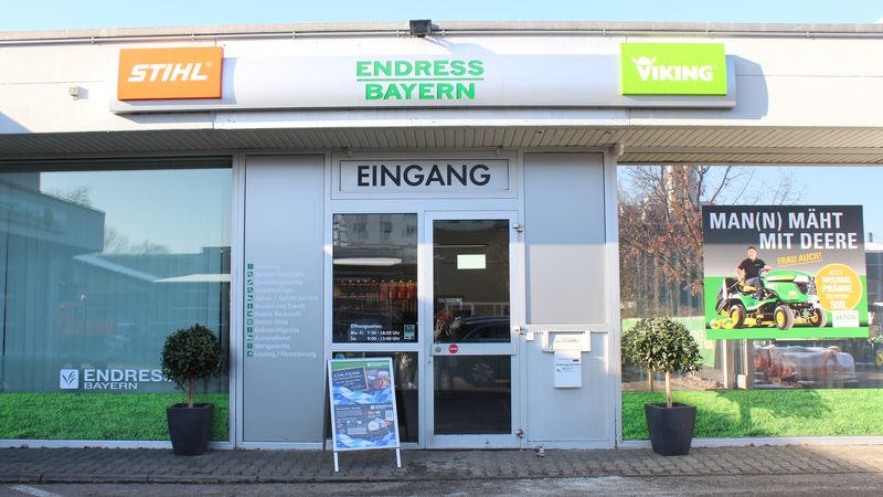 Der Eingang eines Gartencenters mit Werbeschildern von STIHL und VIKING.