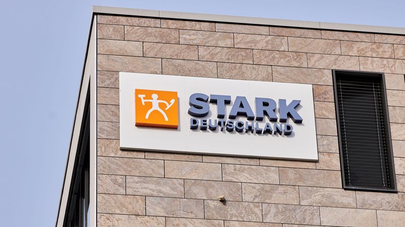 Ein modernes Gebäude mit dem Logo von Stark Deutschland an der Fassade.