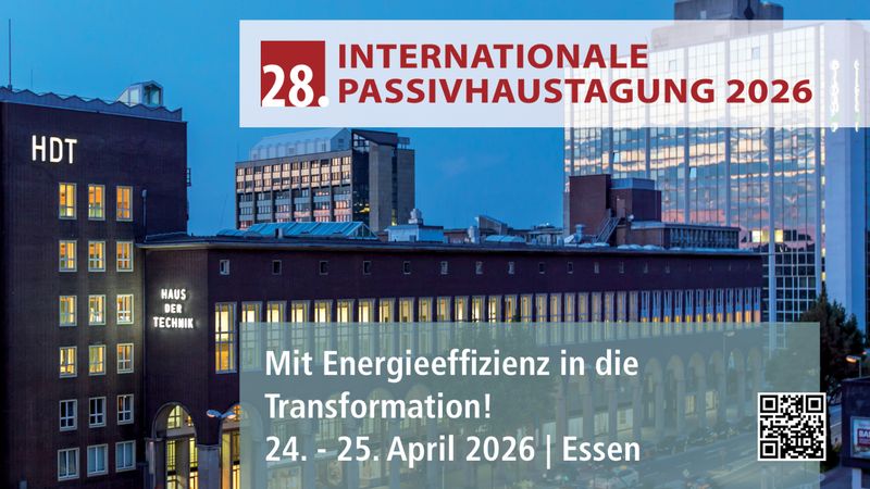 Das Bild zeigt das Haus der Technik in Essen bei Nacht, beleuchtet und mit einem Banner der 28. Internationalen Passivhaustagung 2026.