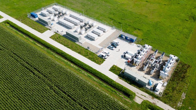 Luftaufnahme einer industriellen Anlage inmitten von grünen Feldern.