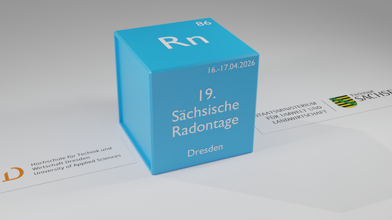 Ein blauer Würfel mit der Aufschrift "Rn" und "19. Sächsische Radontage" in Dresden, umgeben von Logos der Hochschule für Technik und Wirtschaft Dresden und des Sächsischen Staatsministeriums für Umwelt und Landwirtschaft.