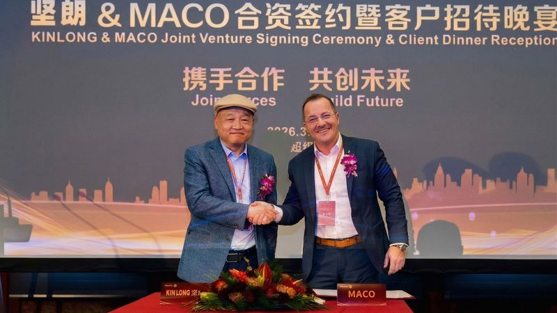 Zwei Männer schütteln sich die Hand bei der Unterzeichnung eines Kooperationsvertrags zwischen KINLONG und MACO.