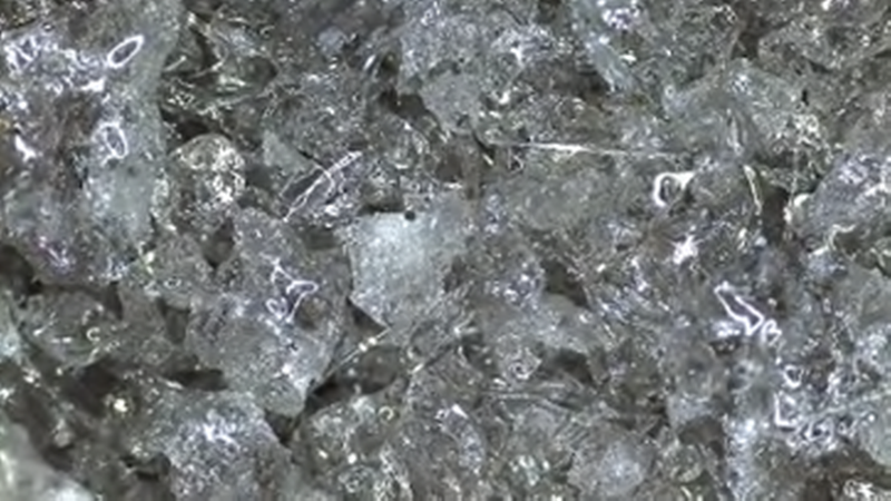 Wassergranulierte Elektroroheisenschlacke im Auflichtmikroskop