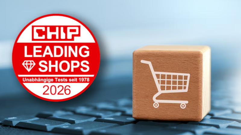 Ein Holzwürfel mit einem Einkaufswagensymbol steht auf einer Computertastatur, daneben ein CHIP Leading Shops 2026 Siegel.