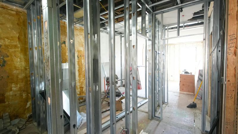 Ein Raum im Innenausbau mit sichtbaren Metallständern