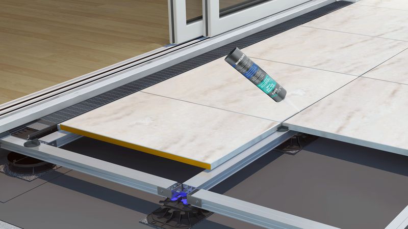 Montage von Terrassenplatten auf einem Unterkonstruktionssystem mit einem speziellen Kleber.