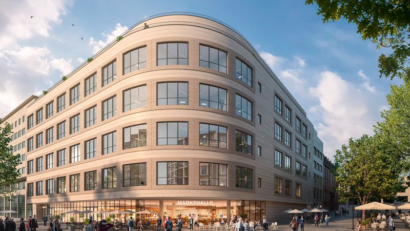 Ein modernes Gebäude mit einer Markthalle im Erdgeschoss, umgeben von Menschen auf einem belebten Platz.
