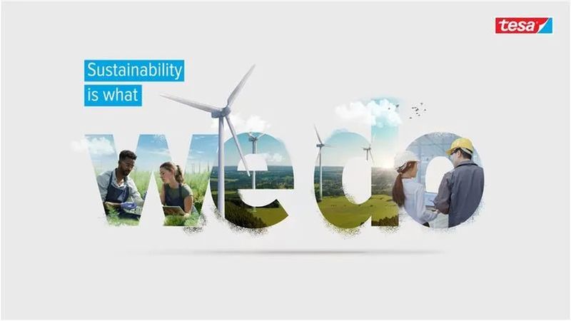 Ein Bild mit dem Schriftzug "Sustainability is what we do", in dem Windkraftanlagen und Menschen in einer Landschaft zu sehen sind.