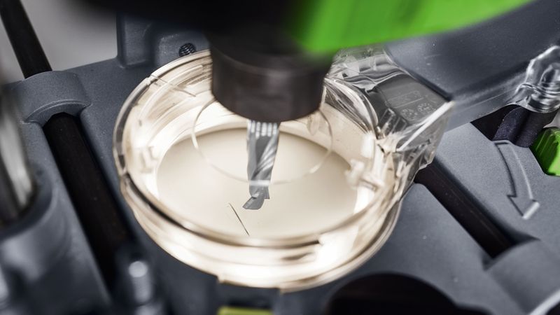 Detailaufnahme einer Fräsmaschine bei der Arbeit mit einem Werkstück.