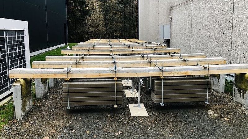 Test der langfristigen Kriech-Biegebelastungen geklebter Brettschichtholz-Beton- und Holz-Faser-Kunststoff-Verbundplatten.
