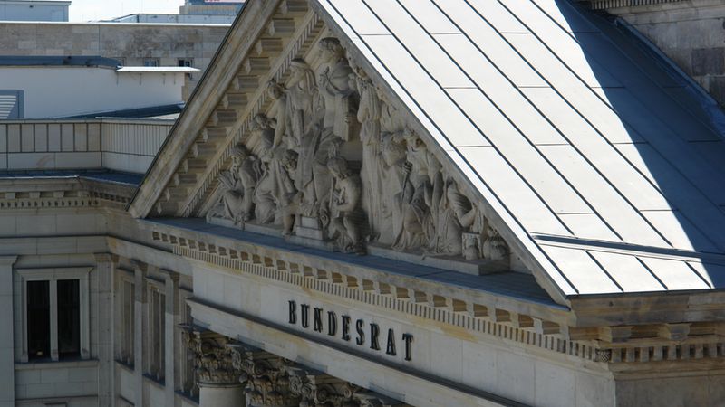 Das Bild zeigt die Fassade des Bundesratsgebäudes in Berlin mit detaillierten architektonischen Verzierungen.