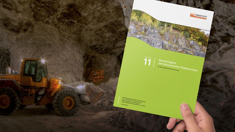 Eine Person hält ein Magazin mit dem Titel "Nachhaltigkeit von Calciumsulfat-Fließestrichen".