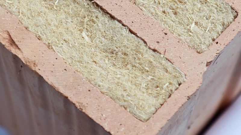 Ein Ziegelstein mit integriertem Dämmmaterial, das für bessere Isolierung sorgt.
