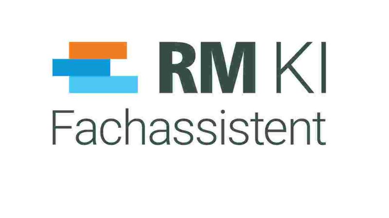 Das Bild zeigt das Logo des RM KI Fachassistenten mit einem stilisierten Design in Blau und Orange.