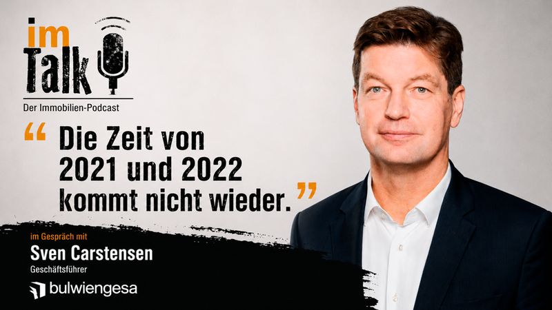 Ein Bild eines Immobilien-Podcasts mit einem Zitat und einem Mann im Anzug.