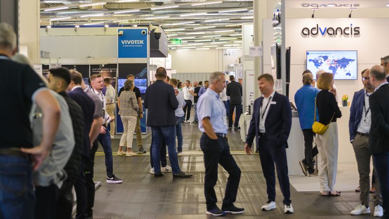 Eine Messehalle voller Besucher, die sich an verschiedenen Ständen informieren.
