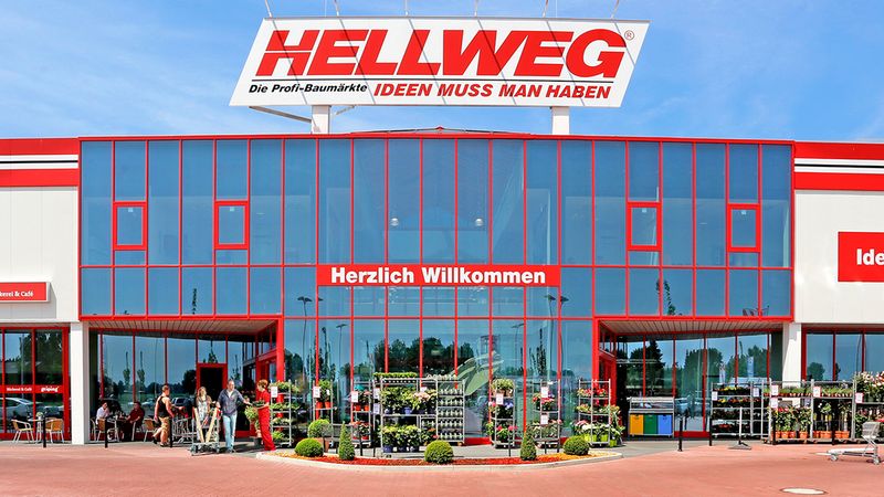Eingangsbereich eines Baumarkts der Kette Hellweg