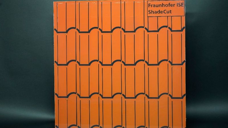 Mit den „Shade-Cut“-Folienschnittmustern lassen sich zum Beispiel Dachziegel-Optiken auf PV-Modulen realisieren.