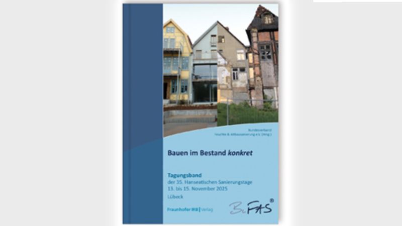 Cover eines Tagungsbands mit dem Titel "Bauen im Bestand konkret". Darstellung: blaues Layout mit vertikaler Farbsäule links, Foto-Collage von sanierten und teilweise historischen Altbauten/Häusern oben, und hellblauem Bereich unten mit Titelangaben. Hauptmotiv ist das Buchcover eines Fachbandes zur Altbausanierung und Bestandssanierung.