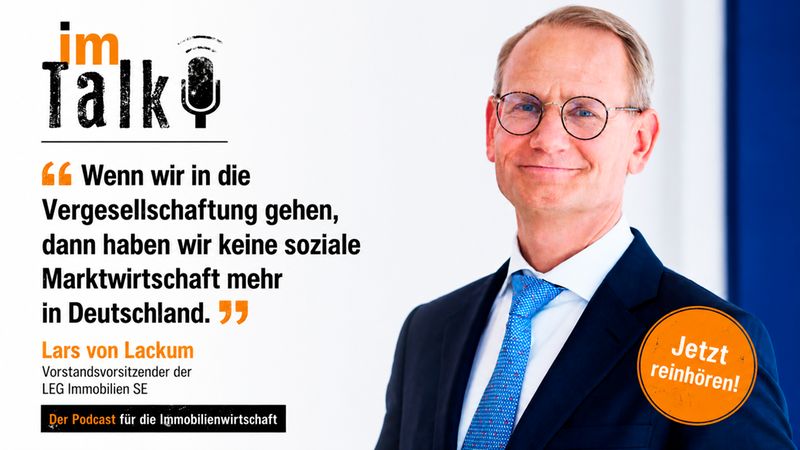 Ein professionelles Werbebild: rechts ein lächelnder Mann im Anzug und mit Brille als Businessporträt, links ein Podcast-Layout mit großem Zitattext, dem Logo "imTalk" und einem orangefarbenen Button "Jetzt reinhören!". Die Gestaltung vermittelt eine Einladung zum Zuhören eines Interviews oder Podcasts aus dem Bereich Immobilienwirtschaft.