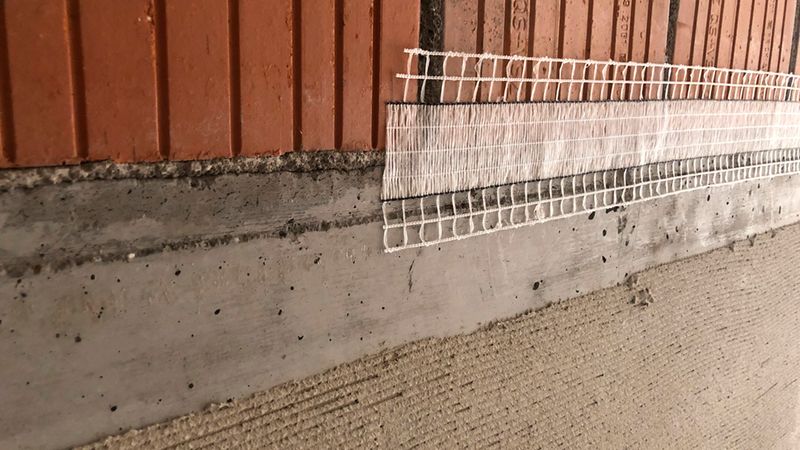 Durch unterschiedliche Strukturen stellt das Entkopplungsband „Stucanet Easy Fix“ nur an ausgewählten Stellen eine Haftung zwischen Untergrund und Oberputz her.