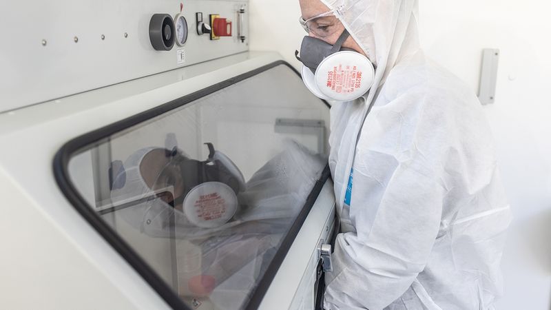 Unter strengen Sicherheitsvorkehrungen untersuchen und analysieren die Forschenden mit Asbest belastete Proben.