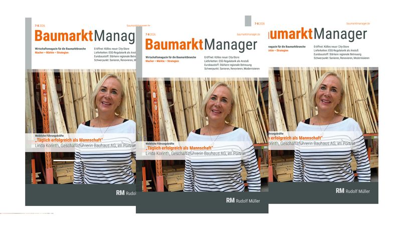 Aufnahme eines Magazin-Covers mit dem Hauptmotiv: Porträt einer lächelnden Frau in gestreiftem Shirt in einem Baumarkt-Umfeld, vor aufgestapelten Holzlatten und Regalen; mehrere Kopien des Covers sind zu sehen.