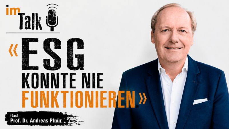 Podcast-Cover mit dem Porträt eines lächelnden Mannes im blauen Anzug rechts und großem, kontrastreichem Typografie-Schriftzug "ESG konnte nie funktionieren" links. Zusätzlich ist ein Mikrofon-Icon und der Hinweis "im Talk" zu sehen; unten links ein Gast-Hinweis auf schwarzem Pinselstrich. Farbgebung hauptsächlich schwarz, orange und weiß auf hellem Hintergrund.