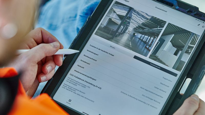 Person in hält ein Tablet.