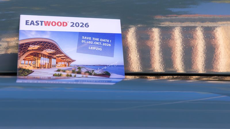 Eine Einladungskarte für das Event "Eastwood 2026" in Leipzig, die auf einer glänzenden Oberfläche liegt.