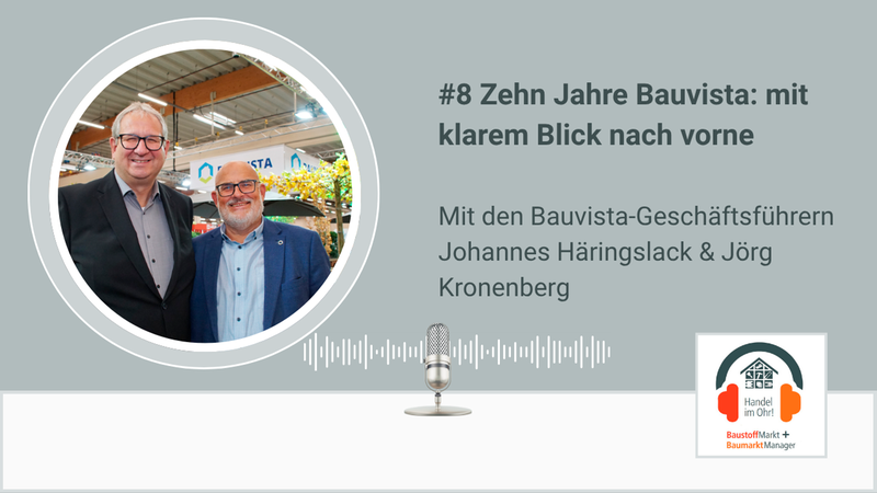 Hauptmotiv sind zwei lächelnde Männer in Anzügen, die nebeneinander vor einem Messestand mit Bauvista-Branding stehen. Das Bild ist als Podcast-Cover gestaltet: rechts befindet sich der Titel "#8 Zehn Jahre Bauvista: mit klarem Blick nach vorne", unten ein Mikrofon-Icon und eine Schallwellen-Grafik. Im Hintergrund ist eine Messehalle mit Dekoration und Messeständen zu sehen. Die Darstellung vermittelt ein geschäftliches Jubiläumsthema und Gesprächsatmosphäre, ohne persönliche Namen zu nennen.