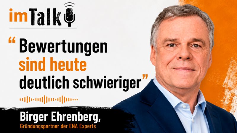 Thumbnail eines Podcasts mit einem Porträt eines Mannes im Anzug auf der rechten Seite, großem Zitat "Bewertungen sind heute deutlich schwieriger" auf der linken Seite, sichtbarem Podcast-Logo, einer Audio-Wellenform und orange-weißem Farbdesign. Die Gestaltung wirkt professionell und vermittelt ein Business-/Interview-Format.