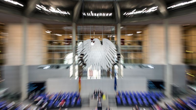 Der hängende Bundesadler dominiert die Bildmitte über dem Plenarsaal des Deutschen Bundestags.