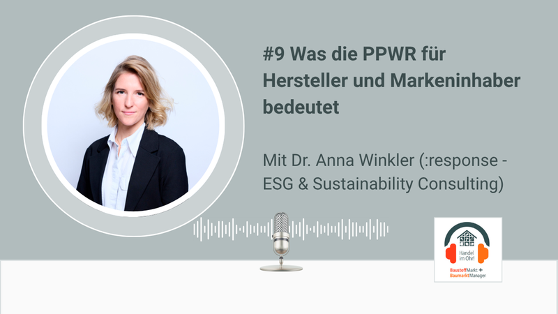 Podcast-Cover mit dem Hauptmotiv: ein zentrales Portrait einer Geschäftsfrau in Business-Kleidung innerhalb eines runden Rahmens. Rechts daneben steht der Titel "#9 Was die PPWR für Hersteller und Markeninhaber bedeutet" sowie Zusatztext zur Gastexpertin für ESG & Nachhaltigkeit. Im unteren Bereich sind eine Schallwellen-Grafik und ein Mikrofon als Audio-Symbol platziert. Farbgebung in gedeckten Grau- und Grüntönen, geeignet als Coverbild für ein Fachpodcast-Interview.