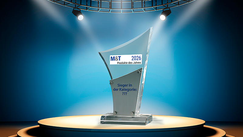 Ein gläserner Kristallpokal mit der Aufschrift "M&T 2026 Produkte des Jahres" steht auf einem runden Präsentationspodest unter starken Scheinwerfern; die Szene zeigt eine Preisverleihungssituation und betont das Hauptmotiv Trophäe.