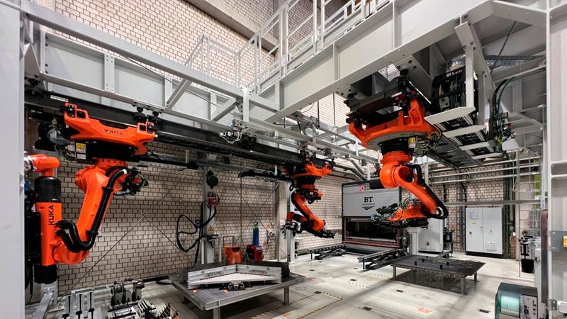 Eine Halle mit mehreren Robotern.