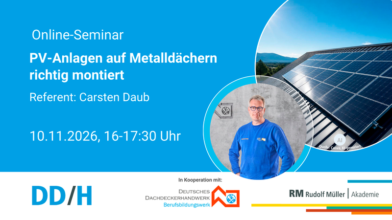 Ein grafisches Ankündigungsbild für ein Online-Seminar zum Thema PV-Anlagen auf Metalldächern. Es zeigt das Seminarthema, das Datum (10.11.2026), den Referenten Carsten Daub, ein Foto von Solarmodulen auf einem Metalldach sowie die Logos der Veranstalter DDH und Rudolf Müller Akademie.