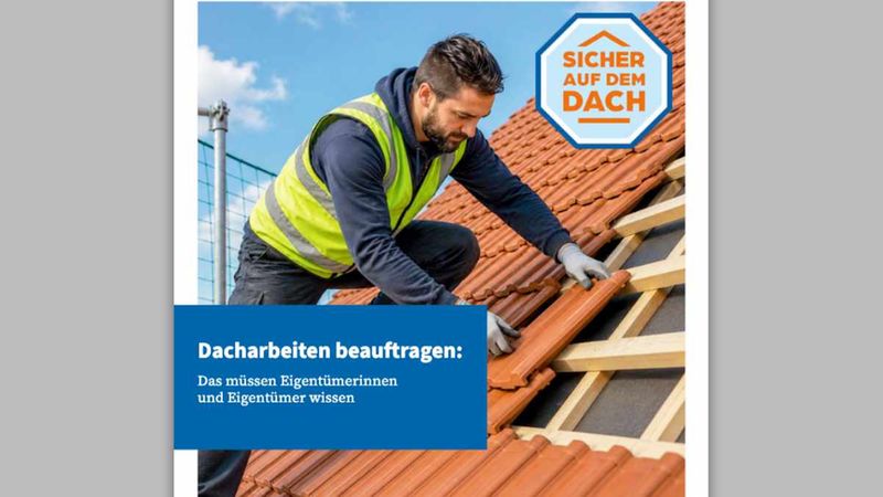Ein Dachdecker in Sicherheitskleidung verlegt rote Dachziegel auf einem Dachstuhl, begleitet von einem Hinweisschild zur Dachsicherheit für Eigentümer.