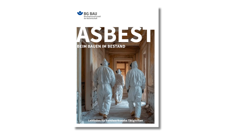 Das Bild zeigt das Cover des Leitfadens der BG BAU mit dem Titel 'Asbest beim Bauen im Bestand'. Drei Personen in weißer Schutzkleidung gehen durch einen sanierungsbedürftigen Flur eines alten Gebäudes.