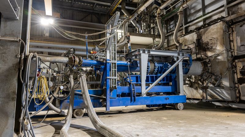 Brenner mit Wasserstoffschläuchen: Wirtschaftlichkeit vorausgesetzt ist grüner Wasserstoff nach Ansicht von Rohrdorfer für die Herstellung von Zementklinker geeignet.