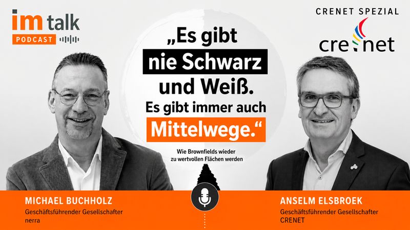 Ein Podcast-Cover des Formats 'im talk' mit dem Hauptmotiv der zwei Gäste Michael Buchholz und Anselm Elsbroek. Das Bild enthält das Zitat 'Es gibt nie Schwarz und Weiß. Es gibt immer auch Mittelwege' und thematisiert Brownfields als wertvolle Flächen.