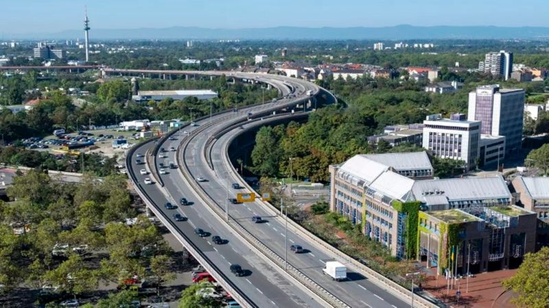 Eine Luftaufnahme der geschwungenen Autobahnbrücke