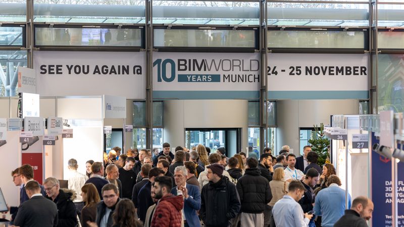 Besucher versammeln sich am Eingang der BIM World Munich 2023, einer führenden Messe für Bau- und Immobilienbranche.