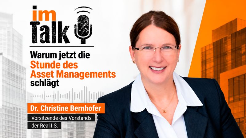 Ein professionelles Werbebild für einen Podcast namens 'im Talk' mit Dr. Christine Bernhofer, der Vorsitzenden des Vorstands der Real I.S., zum Thema Asset Management.
