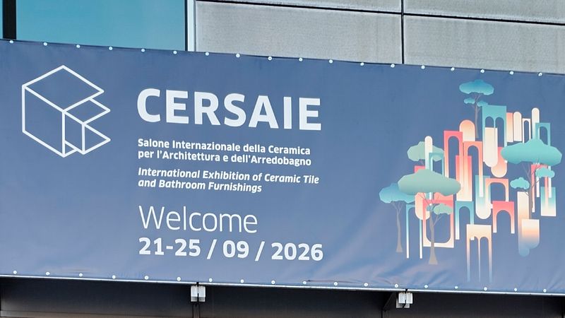 Ein Banner über dem Eingang der Cersaie