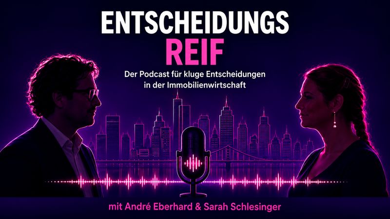Das Podcast-Cover 'Entscheidungsreif' zeigt ein stilisiertes Porträt von André Eberhard und Sarah Schlesinger vor einer neon-violetten Stadtkulisse. Zentral im Bild befindet sich ein Mikrofon mit einer visuellen Tonspur, die den Podcast-Charakter unterstreicht. Der Schriftzug thematisiert kluge Entscheidungen in der Immobilienwirtschaft.